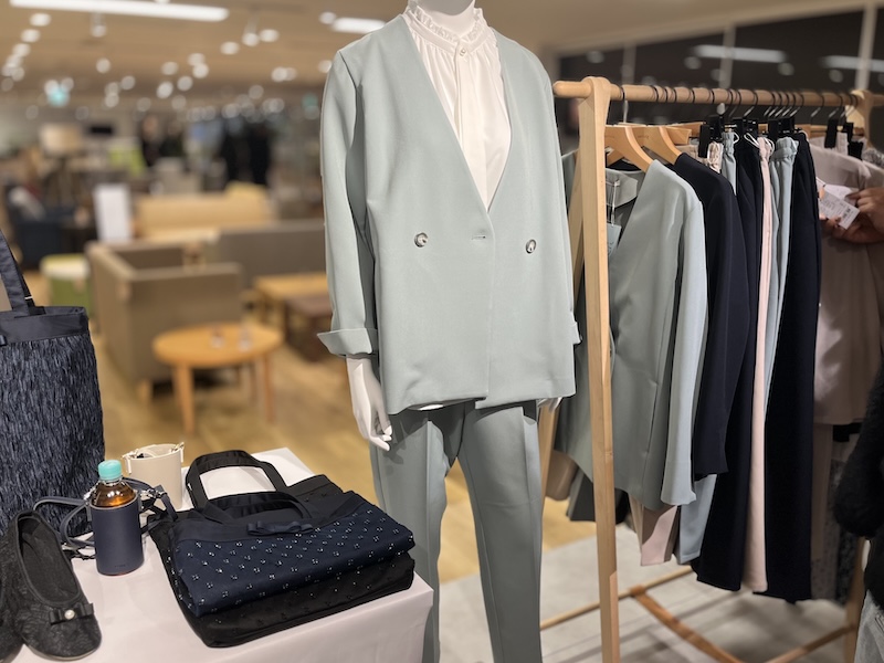 「【すごナノ撥水】ノーカラージャケット」9889円、「【すごナノ撥水】イージーワイドパンツ」5489円（ともに税込）。きれいめスタイルで、ハレ日も使えるラインナップも