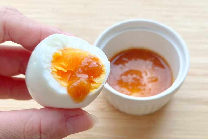 味噌、砂糖、水で作った味噌だれをつけてパクリ。この甘じょっぱさが、ゆで卵に合わないわけがない！