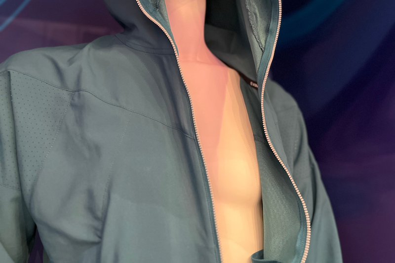 マネキンに紫外線を浴びせる実験。エックスシェルターのウエアを羽織っていた部分は日焼けしておらず、紫外線をカットしてくれたのがよく分かる