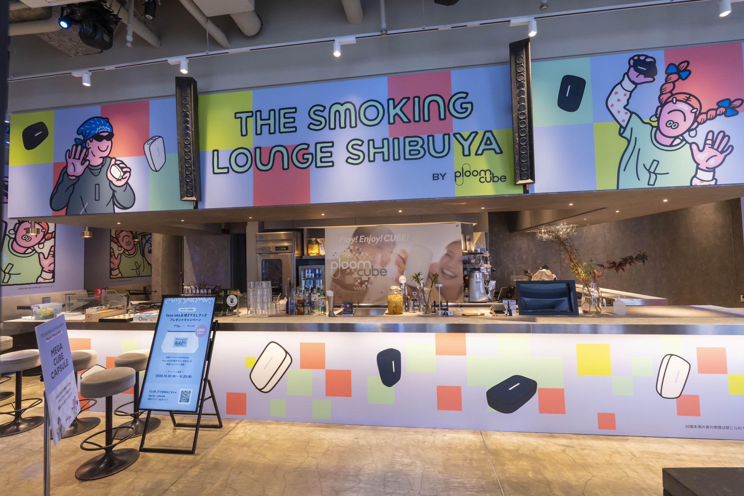 店内に入るとポップなアートワークが目に飛び込んでくる