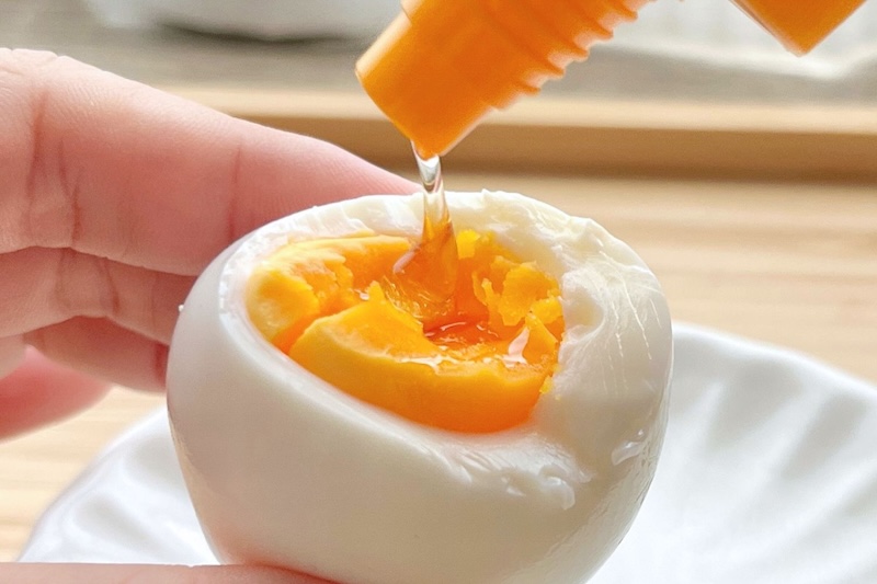 ゆで卵にはちみつをつけて食べるのは初めて。はちみつの甘さが効いて、まるでスイーツのような後味。おやつ感覚におすすめです。
