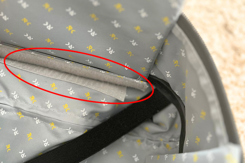 スーツケースの内側にある面ファスナーで添え板を留めたり外したりする