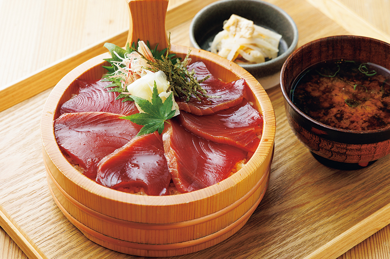 『てこね寿し膳』（1600円～）はランチ限定。ディナーは単品（1500円）で提供。大きなかつおは色鮮やかで鮮度抜群！ 小森の出身地・三重県多気郡産のコシヒカリ『ぎんひめ』を使用。
