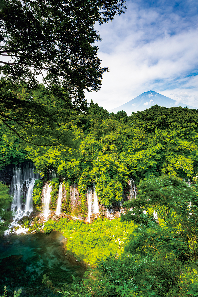 水勢と絶景、響く爆音―身も心も洗い清められる。白糸（しらいと）の滝／静岡県