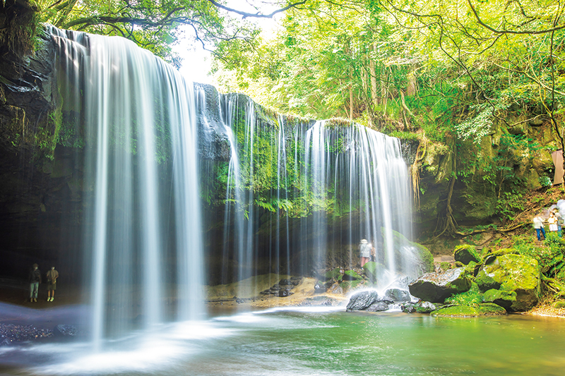 水のカーテンごしに絶景を眺める。鍋ヶ滝／熊本県