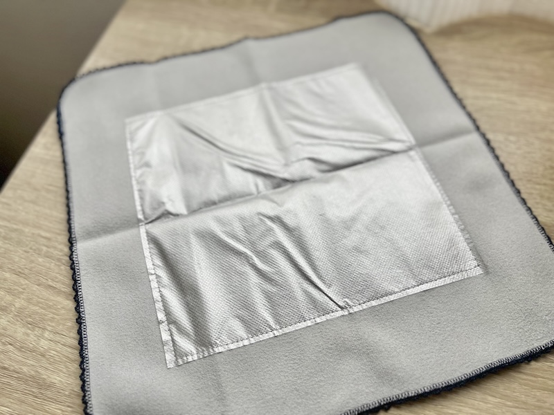 内生地に縫われた「アルミ蒸着フィルム」