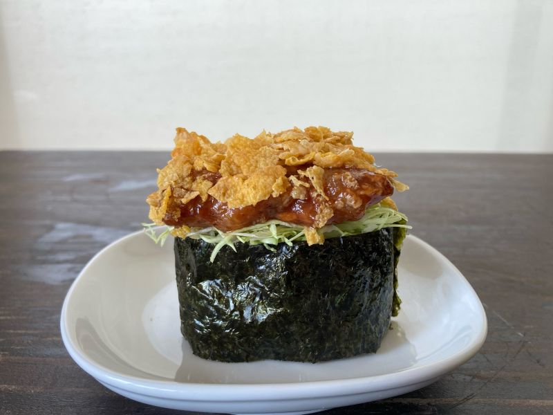 ソースカツをイメージしたボリュームおにぎり。揚げずに作れるのがうれしい