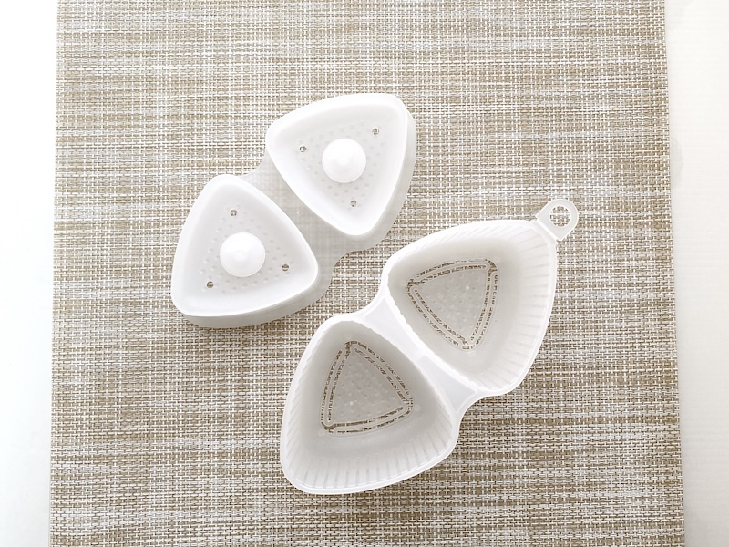 （写真下）ご飯を詰める型（写真上）型の上にかぶせる蓋。中央の丸い突起は、具を入れるための空洞を作るパーツ。取り外し可