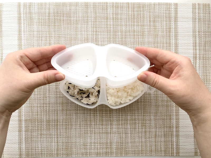 蓋をかぶせるとき、丸い突起は下側に