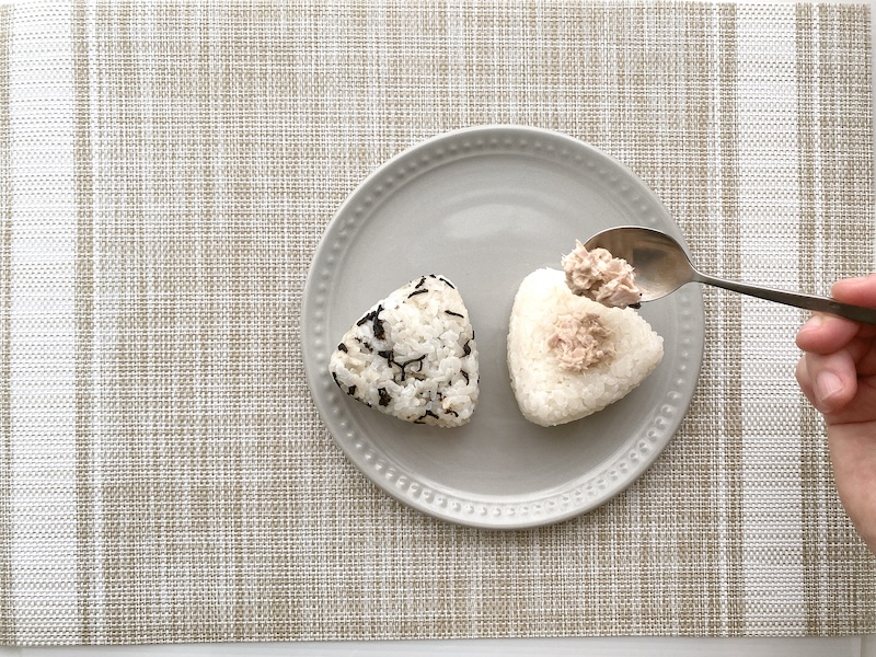 具を詰めるとはみ出しやすいので、海苔を巻くのがおすすめ