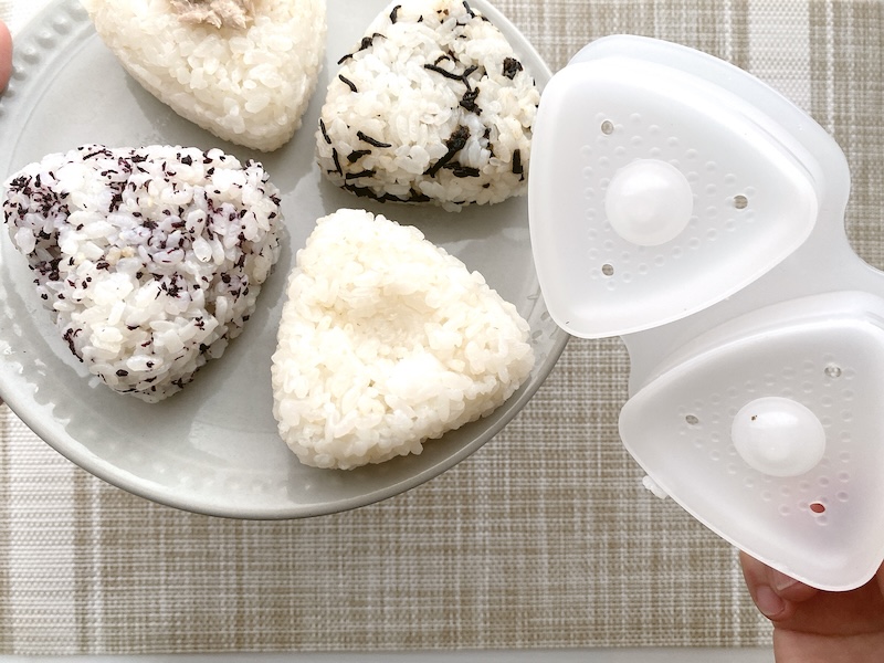 中央の丸い突起で具用の空洞を形成。白米おにぎりの中央にできた丸いくぼみに注目