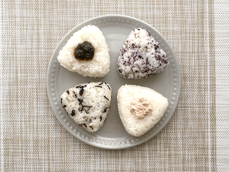 おにぎりの具は（左上から時計回り）久世福商店「梅海苔佃煮」、三島食品「ゆかり」、ツナマヨ、三島食品「ひでき」