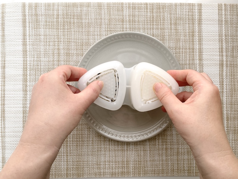 親指で押し出す。スルッときれいに型からはずれます