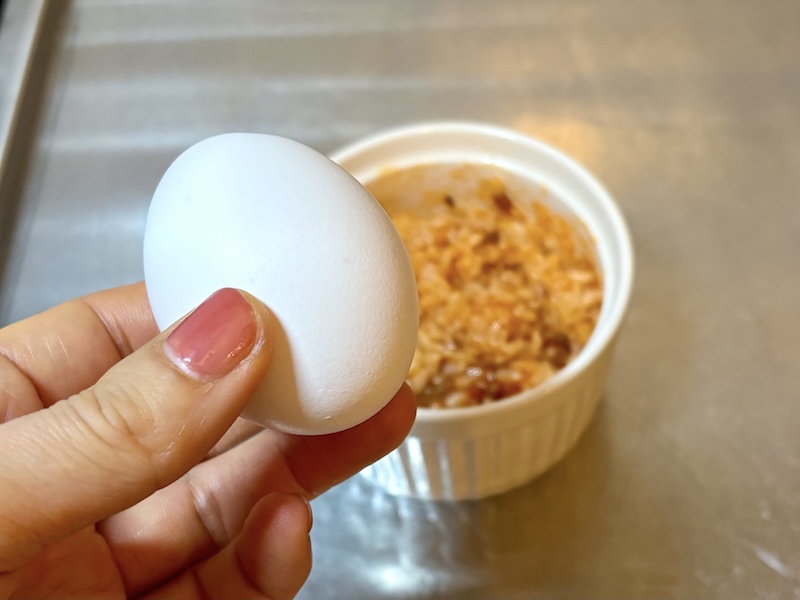 ソースを絡めたごはんの上に、直接卵を割る