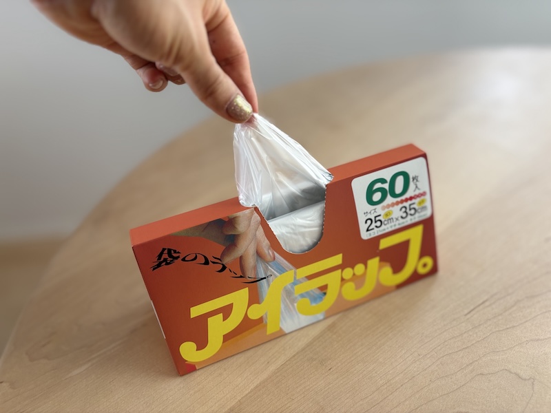 「アイラップ」は三角の箱から引き出して使う