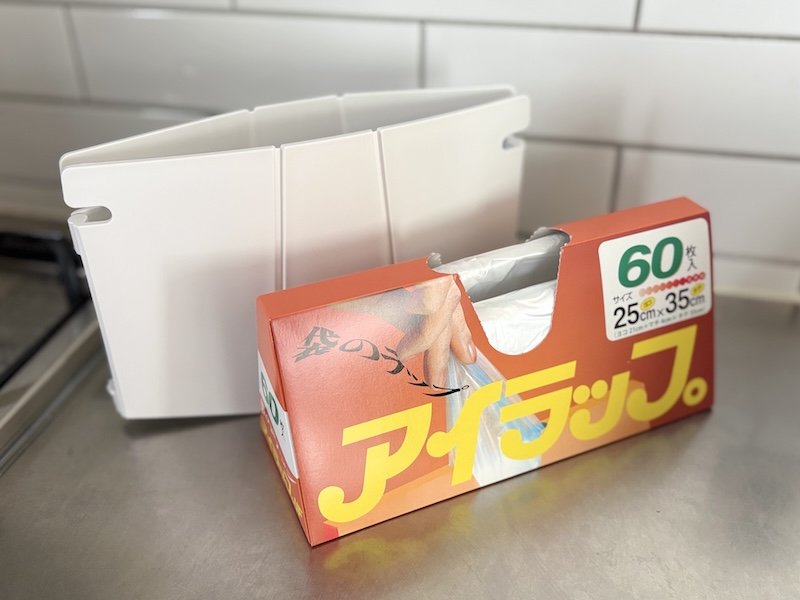 「アイラップホルダー」のサイズは、幅230×高さ140×奥行20mm。重さは170g