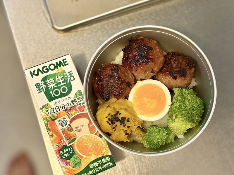 お弁当づくりもスムーズになった！　この日は「アイラップ」で加熱したカボチャのサラダと、ブロッコリーも「アイラップ」で調理。