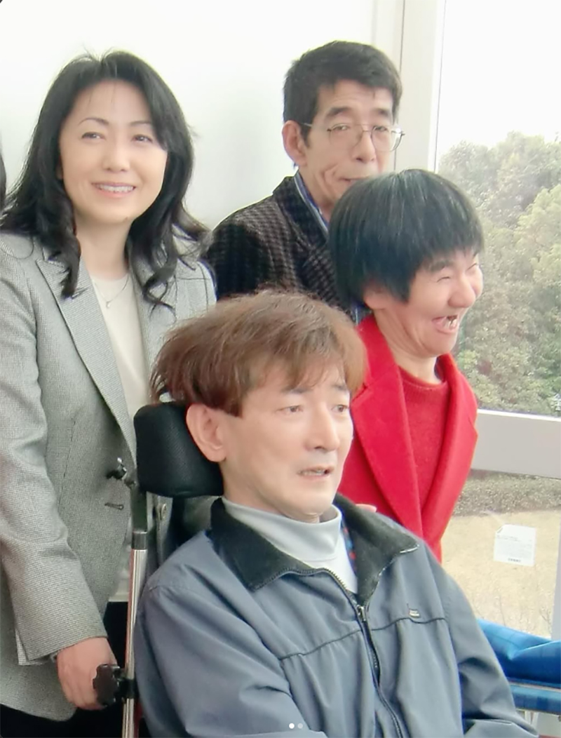 2010年、石川（左上）と水俣市で30年ぶりに再会した金子さん（下）と滝下さん（右上）（石川のインスタグラムより）