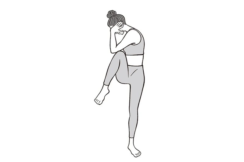 【2】息を吐きながら、左のひじを右のひざに近づける（イラスト／斉藤ヨーコ）
