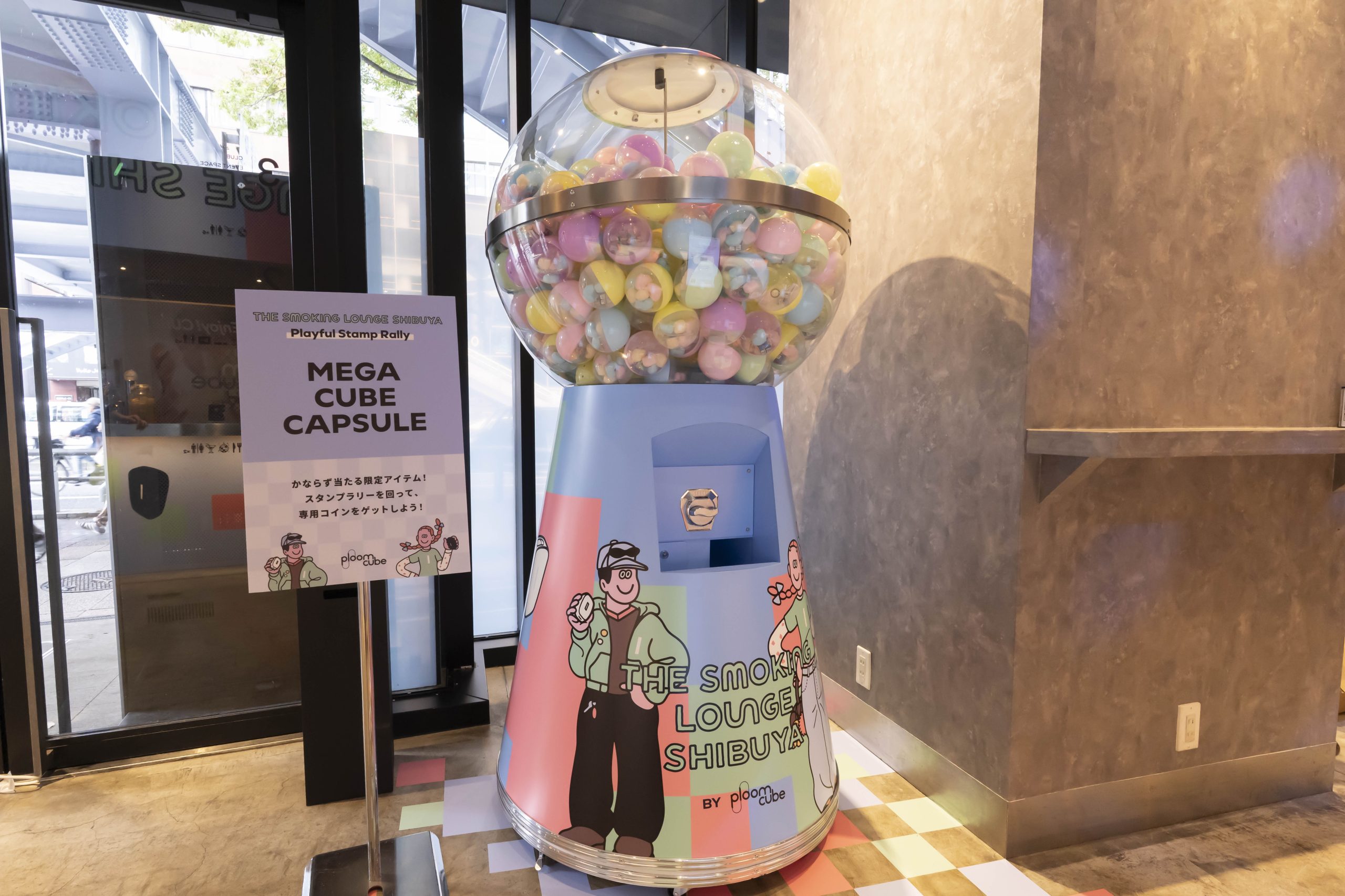 「MEGA CUBE CAPSULE」（1階）