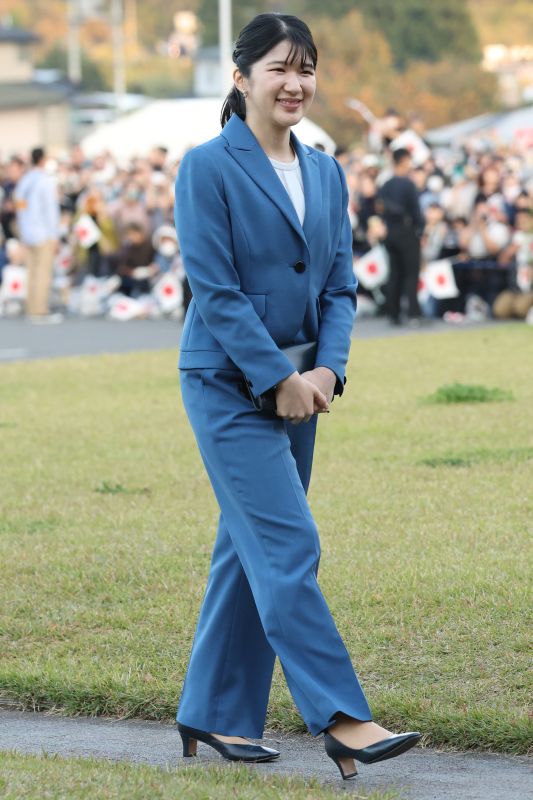 愛子さまが披露されたスタイル際立つパンツスーツ。（2026年10月、写真／JMPA）