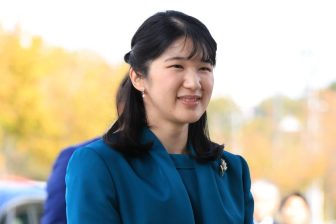 《雅子さまとも“お揃い”で》愛子さま「ロイヤルブルースーツ」が再登板！　質素倹約で見事な着回し力