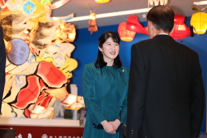 三沢空港にて。後ろにはねぶたが。（2026年10月、写真／JMPA）