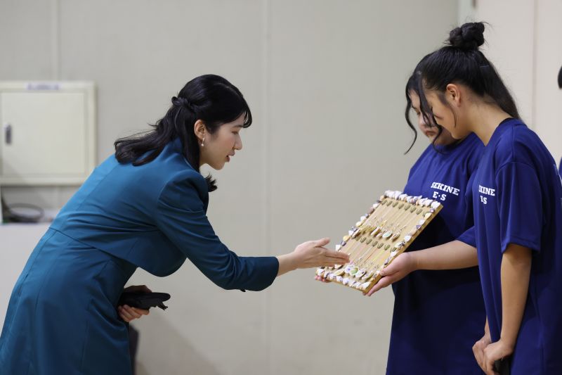 地元の小学生とご懇談。（2026年10月、写真／JMPA）