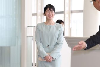 《上下で15万円超え！》愛子さま『名探偵コナン』とのご対面で着用の爽やかセットアップは佳子さまと“お揃い”