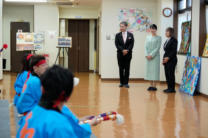 福祉施設を視察される愛子さま（2026年10月、写真／JMPA）