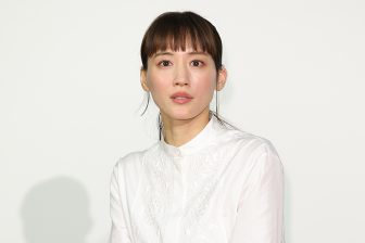 《多忙のなか葬儀に参列》綾瀬はるか、最愛の祖母と涙の別れ　祖母が語った原爆で姉を亡くした経…