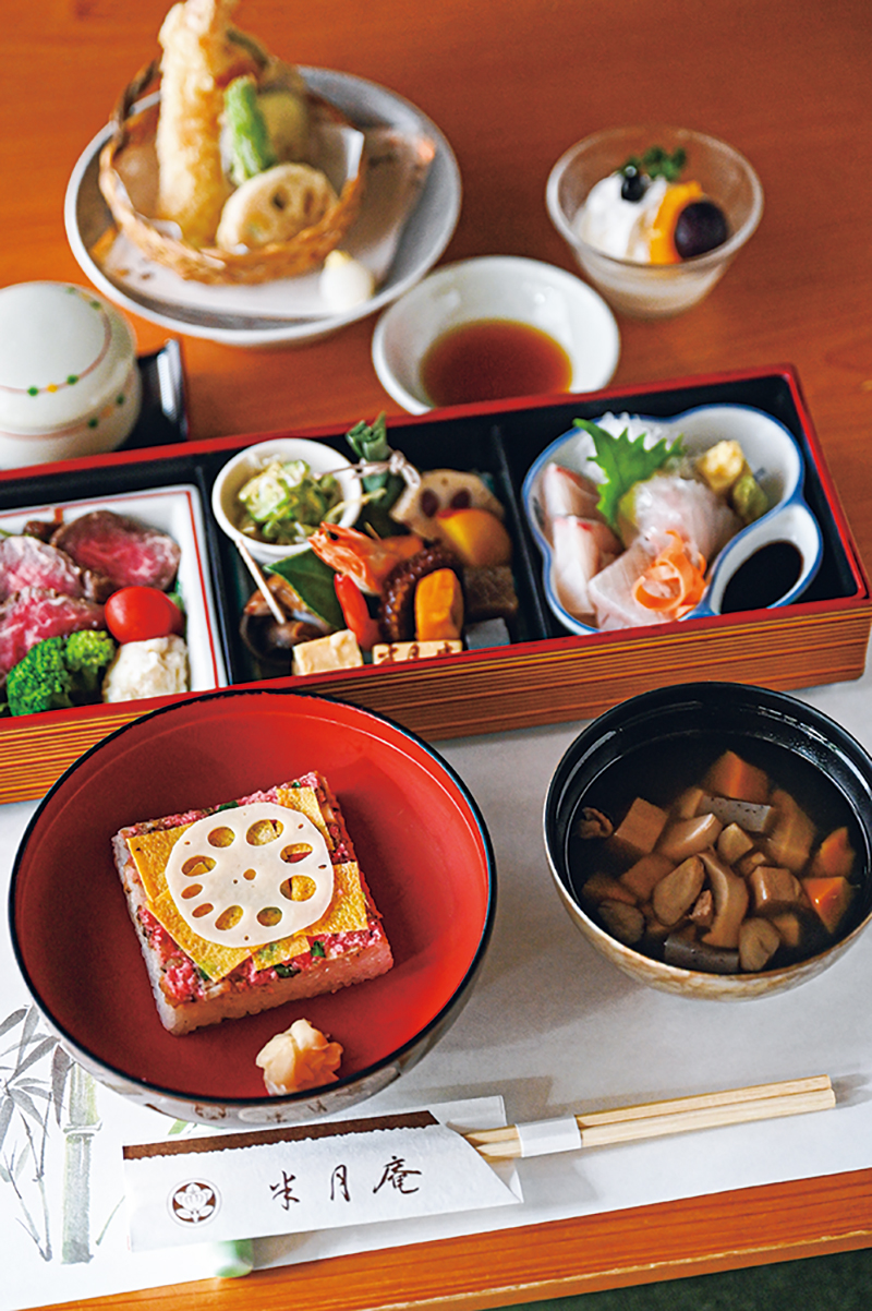 『ちよ御膳』（4400円／要予約）は料理上手な千代のレシピを参考に揚げ煮などの家庭料理も再現。肉好きの千代にちなんで岩国産高森牛をローストビーフに。