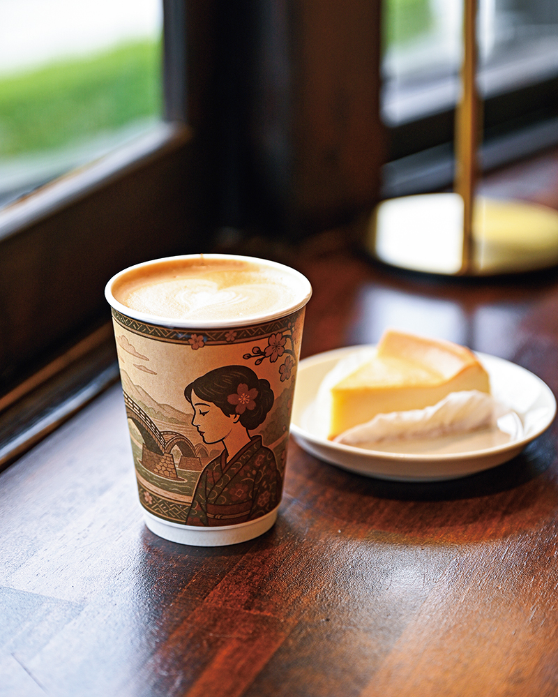 『カフェラテ』（630円）と『濃厚ベイクドNYチーズケーキ』（600円）。