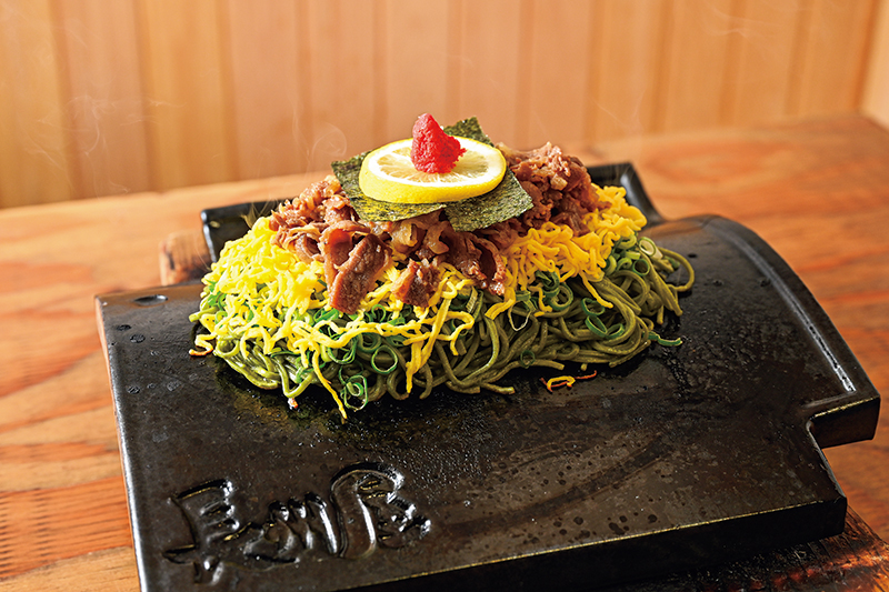 『名物 瓦そば』（1人前 1750円）は甘辛く煮た牛肉、錦糸卵、レモン、もみじおろしをトッピング。好みで下をパリパリに焼いてもおいしい。