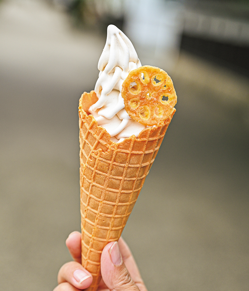 『岩国れんこん』（450円）はれんこんパウダーを練り込み、岩国れんこんチップを添えて。