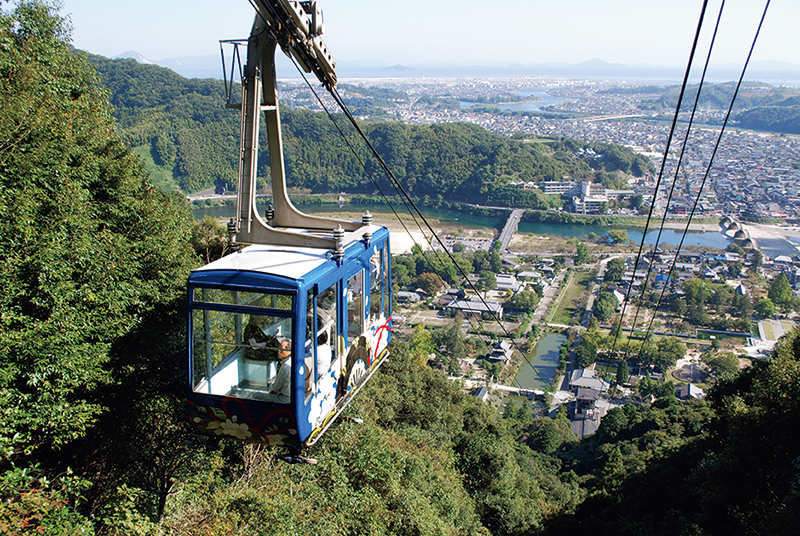 横山山頂にある城に行くにはロープウエーを使って。晴れた日には宮島や瀬戸内海の島々まで見渡せる。