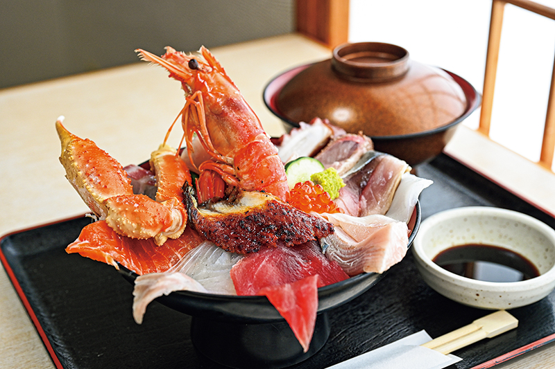 圧巻の『海鮮丼定食』（1700円）は人気No.1！えび、かに、いくら、うなぎなどを贅沢に使用。