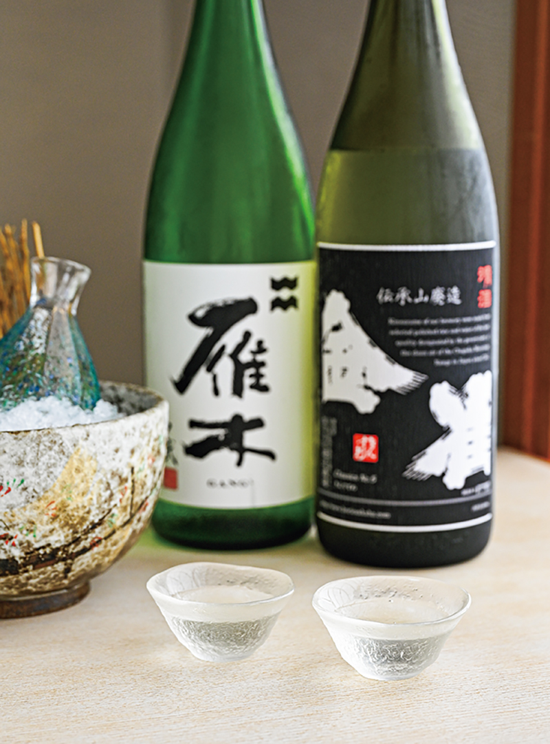 右から地元でも入手困難な『金雀』（1300円）、『雁木 無濾過』（1200円）。水が清らかな岩国には5つの酒蔵があり、人気の『獺祭』もそのひとつ。