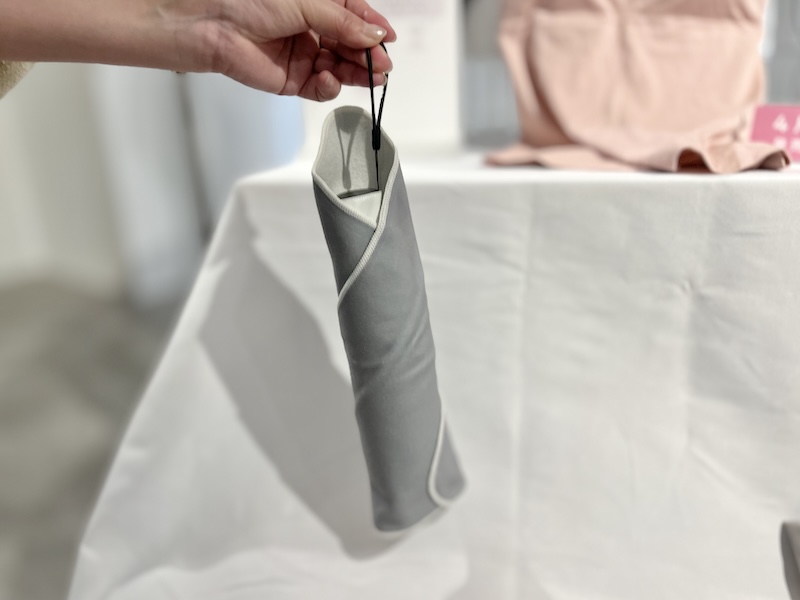 「巻くだけ吸水傘クロス」1089円（税込）。※折りたたみ傘は別売り