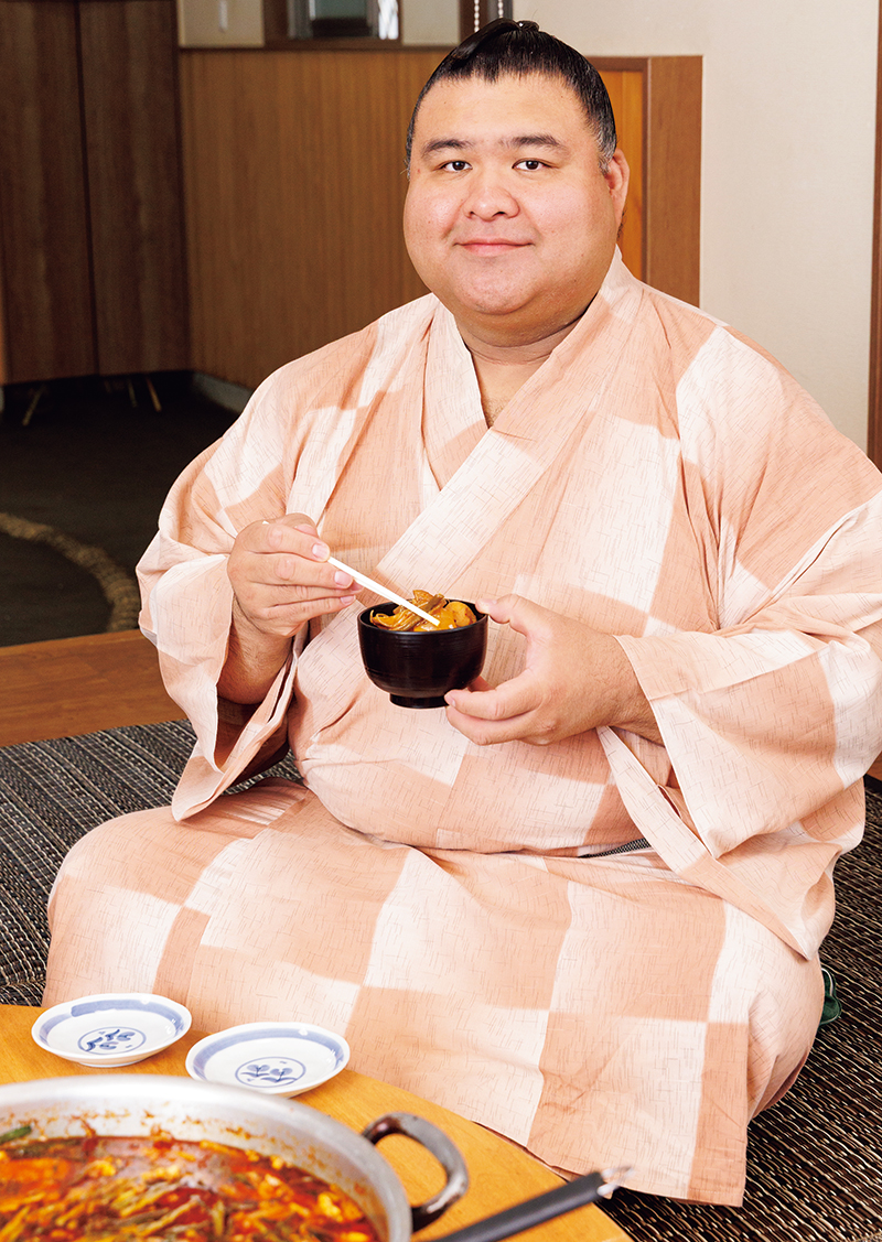 スタミナ補給には辛いちゃんこ！「パリ巡業から帰国したばかり。部屋のちゃんこが食べたかった」（高安）