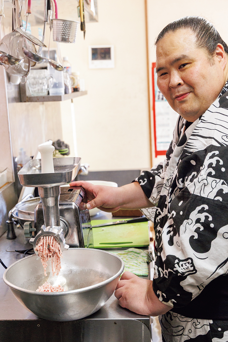 塊肉を挽いてミンチに。食感が違います！差入れのブロック肉を料理に応じてミンチにするこだわりぶり。「今日は担々鍋用の肉みそを作るので、やや粗めに挽きます」（輝の里）