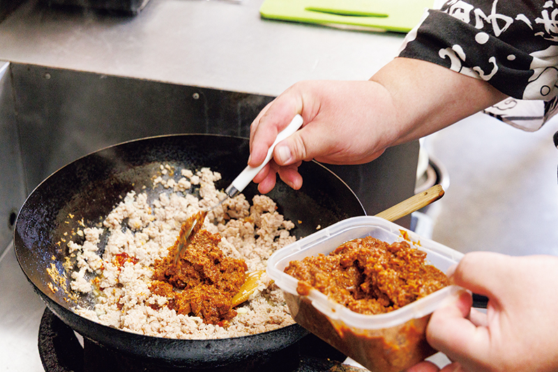 炒めた豚肉に、豆板醤とみそ、砂糖で濃いめに味つけ。