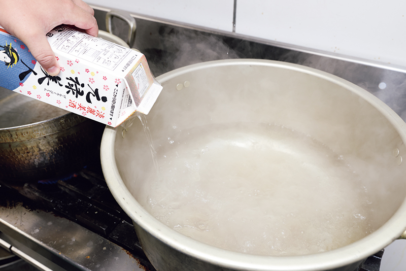 料理酒とみりんを入れてアルコールを飛ばし、大根とにんじんからゆでれば、下ゆで不要。この後豚肉を入れたらていねいにアクをとる。