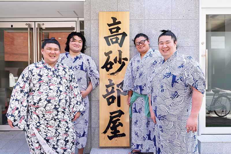（右から）この日のちゃんこ番は、序二段・朝志雄（あさしゆう）、三段目・朝心誠、序二段・朝力丸（あさりきまる）、三段目・砂坂（すなさか）。
