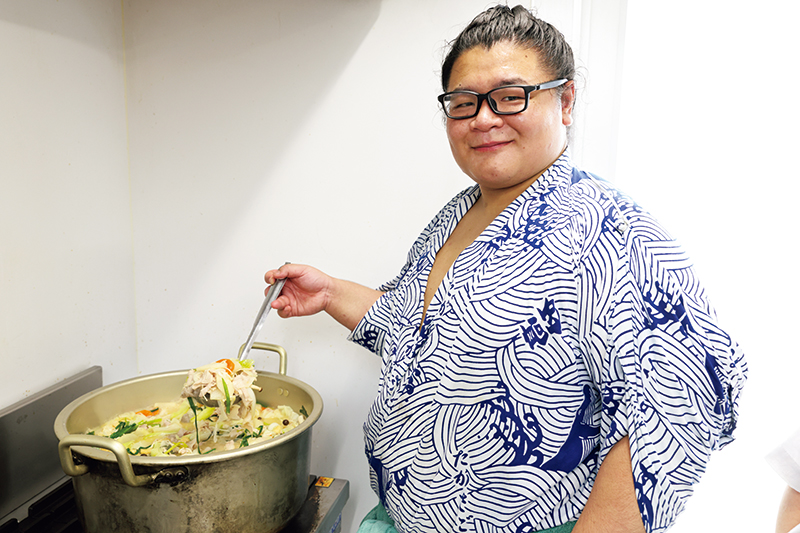 「最初に濃い目に味のバランスを調えてから具材を入れ、途中で何度も味をみながら仕上げます」（朝心誠）