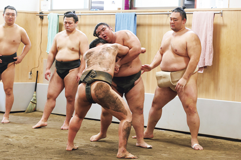 高砂部屋の稽古場は俵のない皿土俵。猛稽古に励む力士たちを朝乃山が見守る。