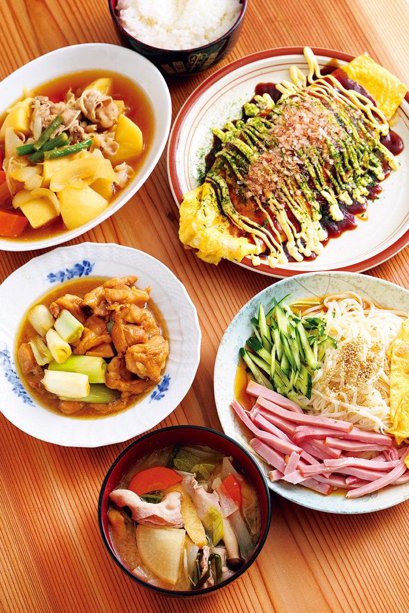 左上から時計回りに、『肉じゃが』、『キャベツオムレツ』、『冷やし中華風』、『鶏の照り焼き』
