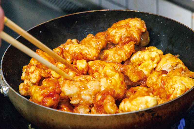 チキン南蛮は、鶏もも肉を溶き卵にくぐらせ、小麦粉と水を合わせた衣をまぶしたら、少量の油で揚げ焼きに。ふんわり軽い食感に仕上がる。