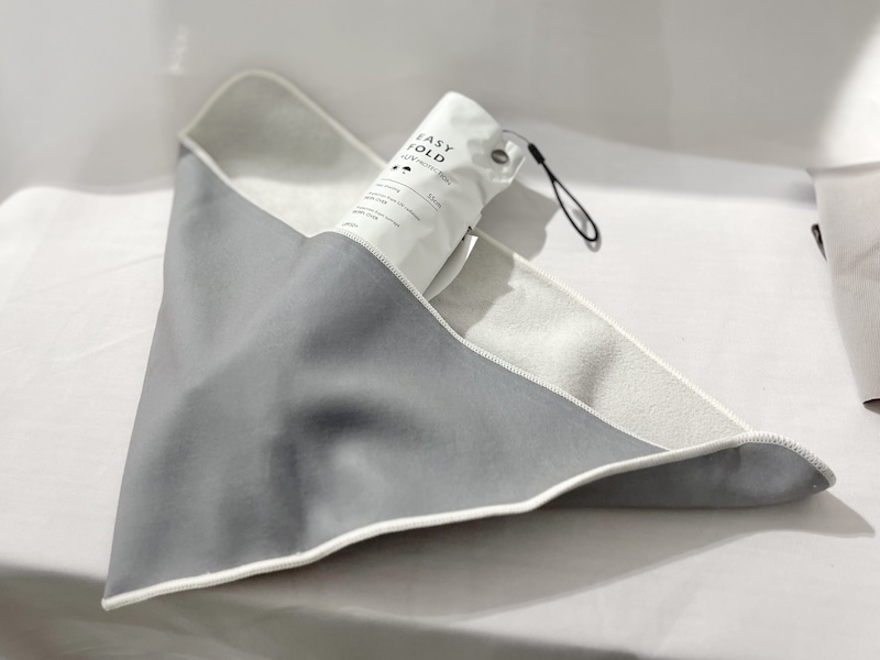 三角形のポケットタイプ。折りたたみ傘を入れて巻くだけ！