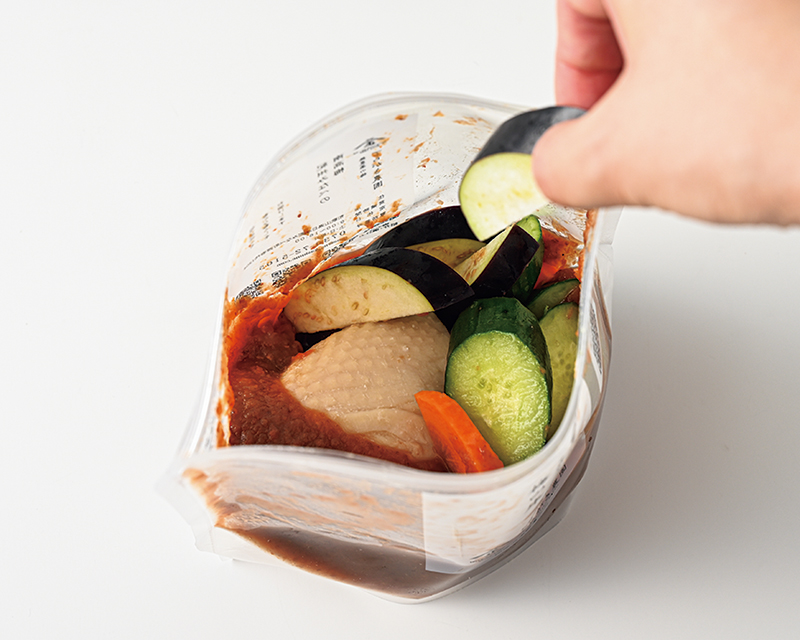 切った野菜を入れてもみ込み、5〜15分ほど待つだけ